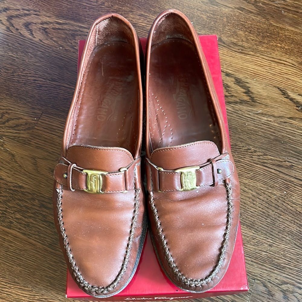 Vtg Salvatore Ferragamo “Varo” mahogany/brown‎ slip on loafers on original box